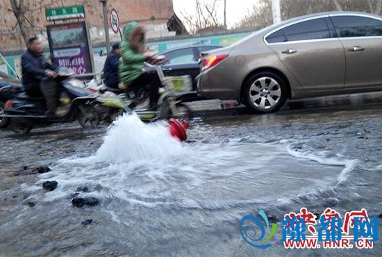 郑州一消防栓一月被碰两次 市仄易远叹气：水黑流了