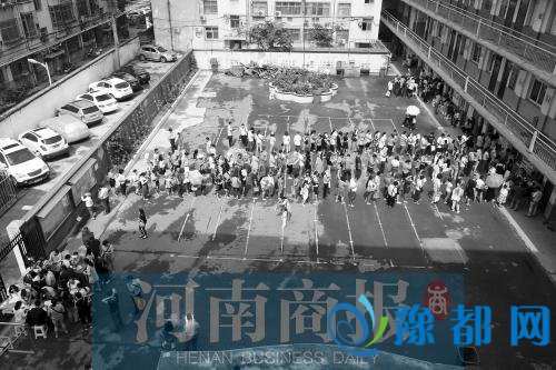 小降初报名当天 怙恃果已经带够证件出给娃报上名