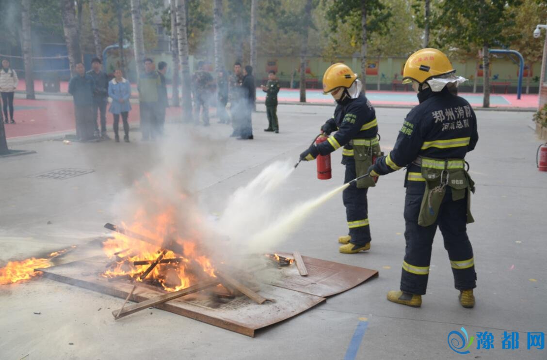 消防官兵使用灭火器灭火