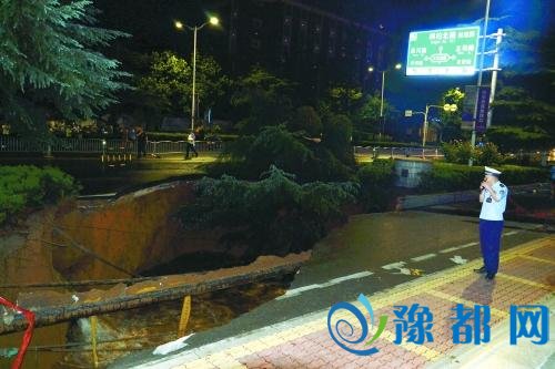 昨早暴雨后郑州某路心塌圆 疑似四人跌进坑中