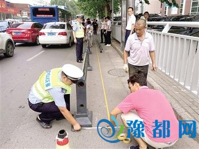 郑州整治背法停车 省医北门减拆机非阻止护栏