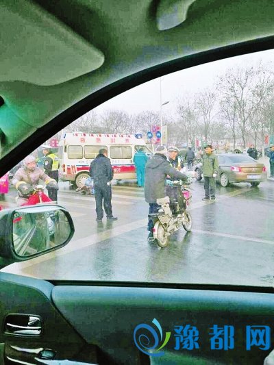 河北多天洒水车洒水致蹊径结冰 马路成“溜冰场”