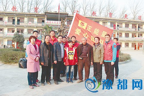 正能量爱心团队捐助吴村贫困学生_辉县市新闻-豫都网