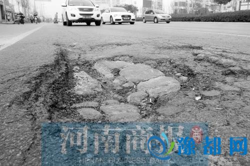 路上一个坑30天建短好 皆市需供成去世的应慢体制