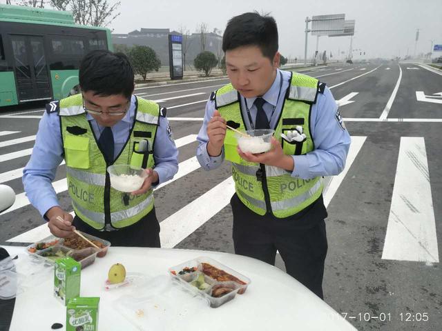 国庆节郑州交警齐员上路执勤 引擎盖常成“餐桌”