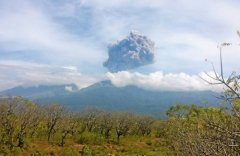 印尼火山爆发超250名登山客下路不明 多为外籍