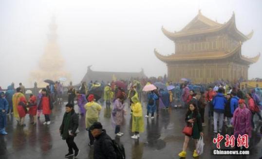 降雨降温扰动国庆沐日 中国中东部天域将迎小大幅降温