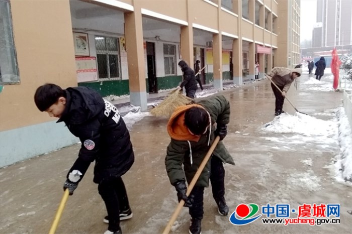 虞城二高组织学生扫雪