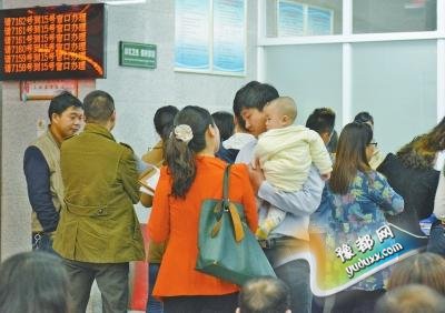 郑州公积金新政尾日：市仄易远排队到茅厕门心(图)